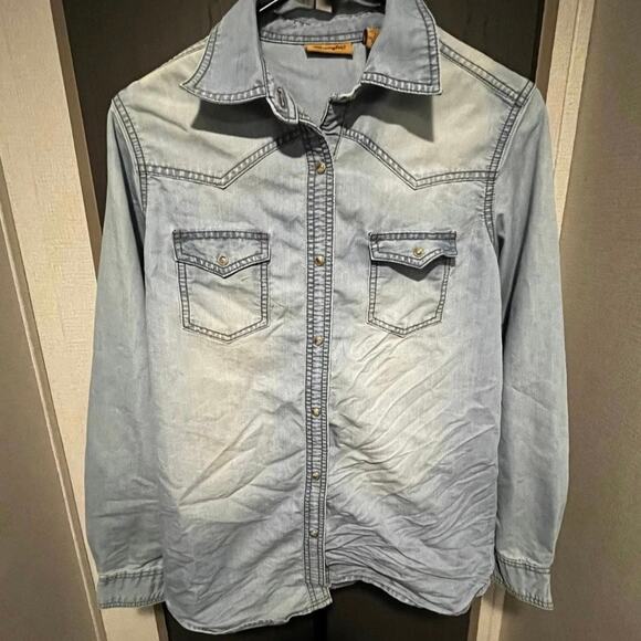 Wrangler Tops - Women’s Wrangle Button Down
